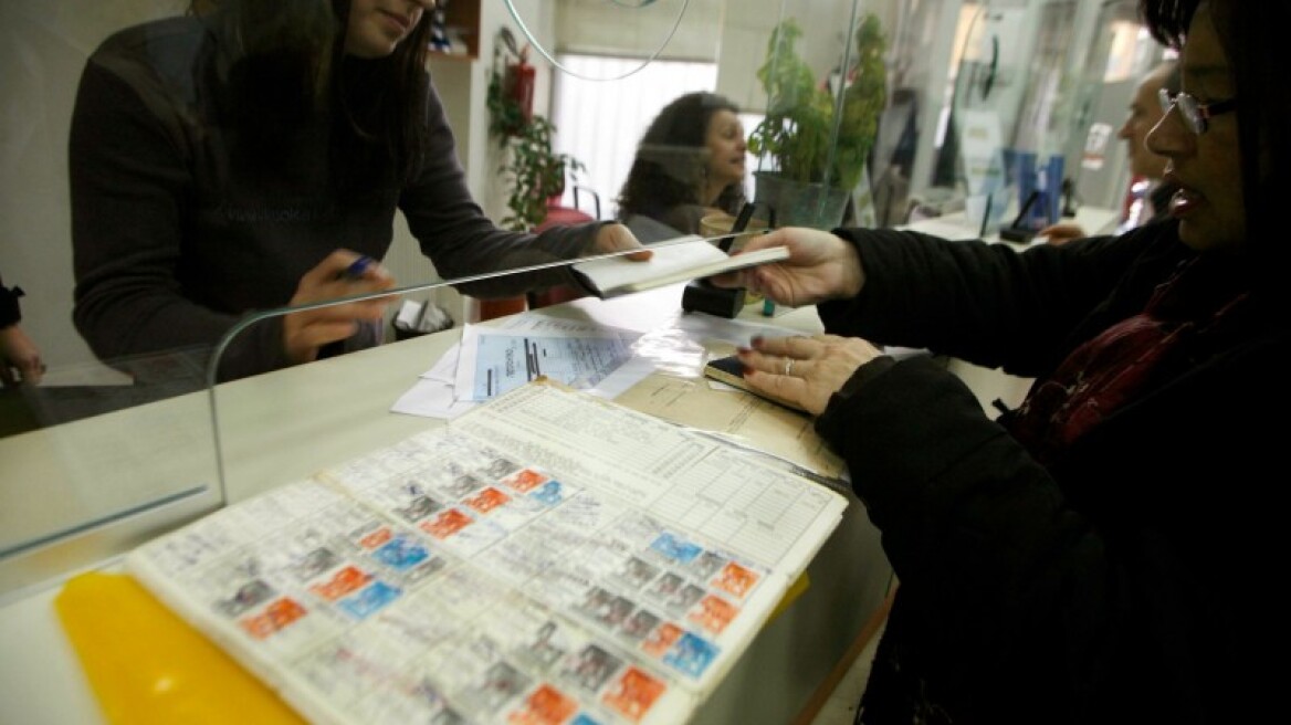 FT: Η Αθήνα βάζει χέρι στα Ταμεία για συντάξεις και μισθούς