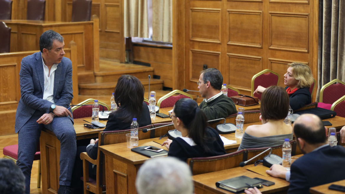 Θεοδωράκης: Κάποιοι σε ΣΥΡΙΖΑ και ΑΝΕΛ το παίζουν ήρωες του αλβανικού μετώπου