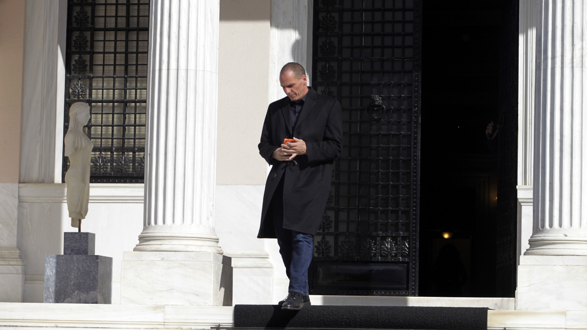 Σύσκεψη Τσίπρα-Δραγασάκη-Βαρουφάκη στο Μαξίμου