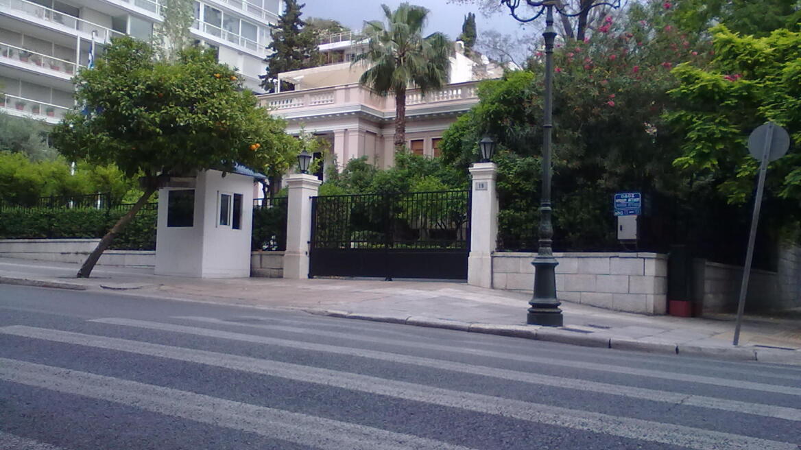 Προσαγωγές οκτώ ατόμων έξω από το Μέγαρο Μαξίμου