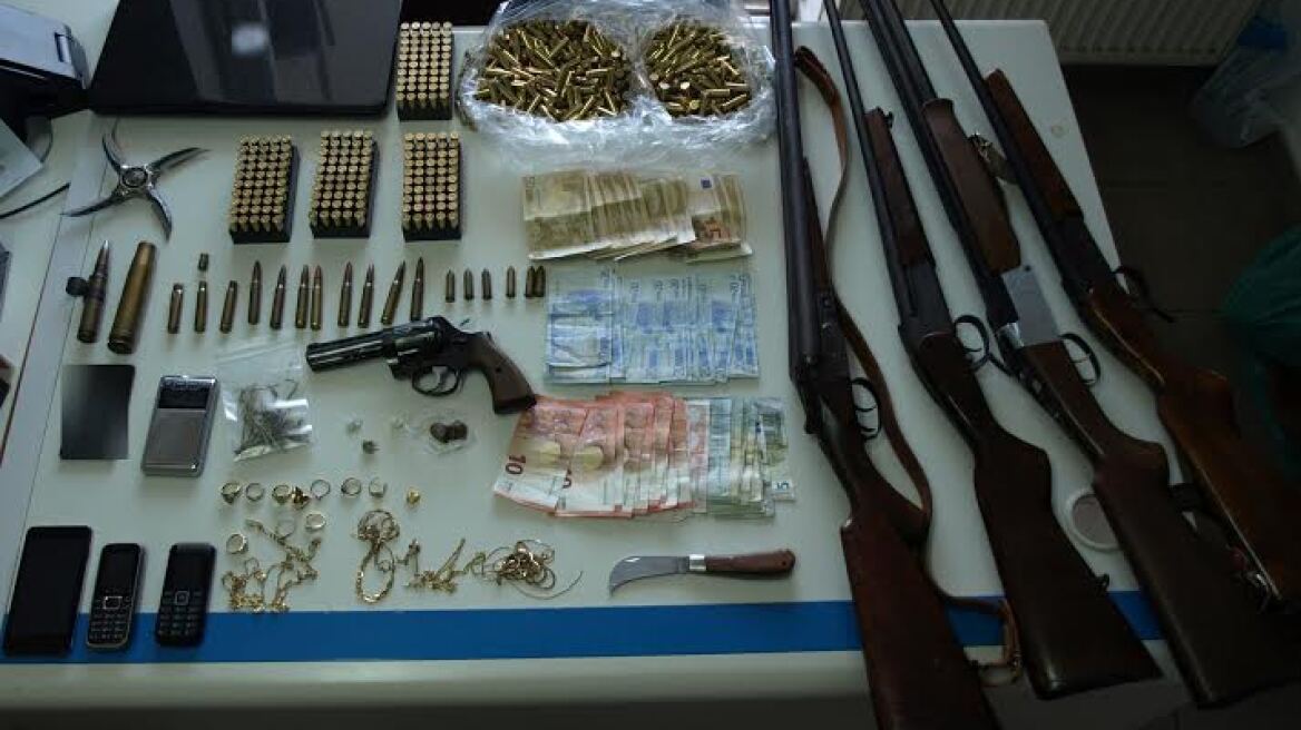 Σπάρτη: Μάνα και γιος είχαν οπλοστάσιο, ναρκωτικά και κλοπιμαία