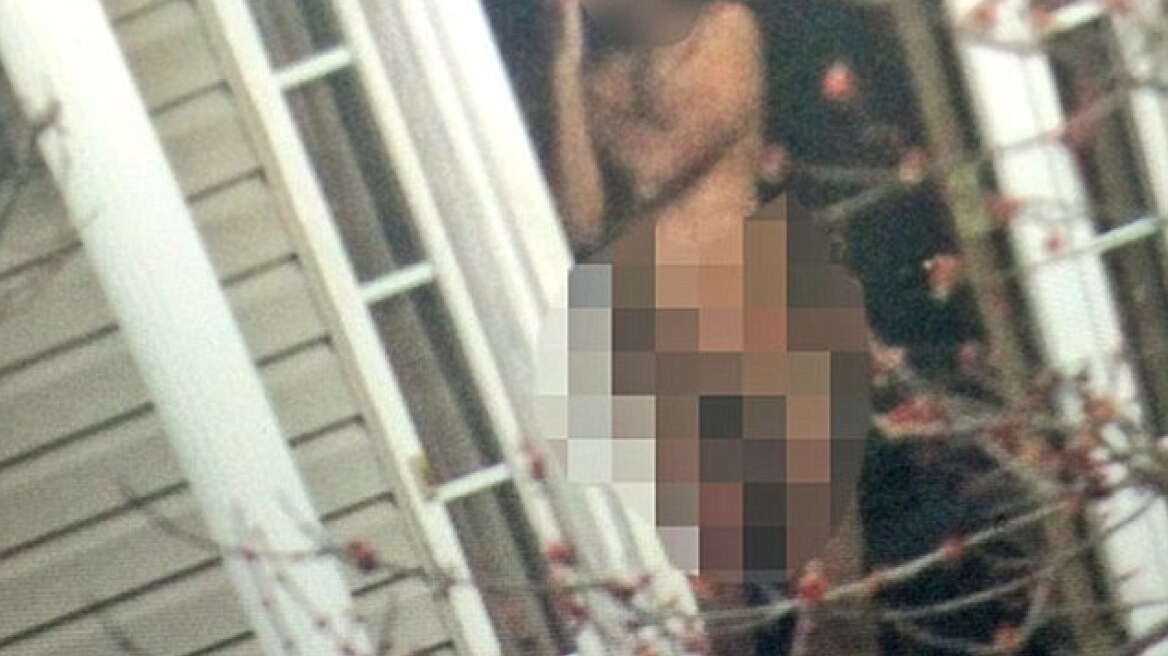 ΗΠΑ: Στέκεται γυμνός στην εξώπορτά του και η αστυνομία δεν μπορεί να επέμβει