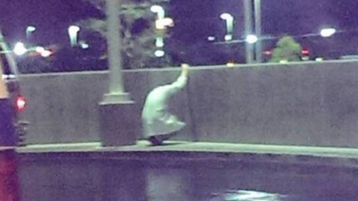 Συγκλονιστική φωτογραφία: Γιατρός λυγίζει όταν χάνει 19χρονο ασθενή