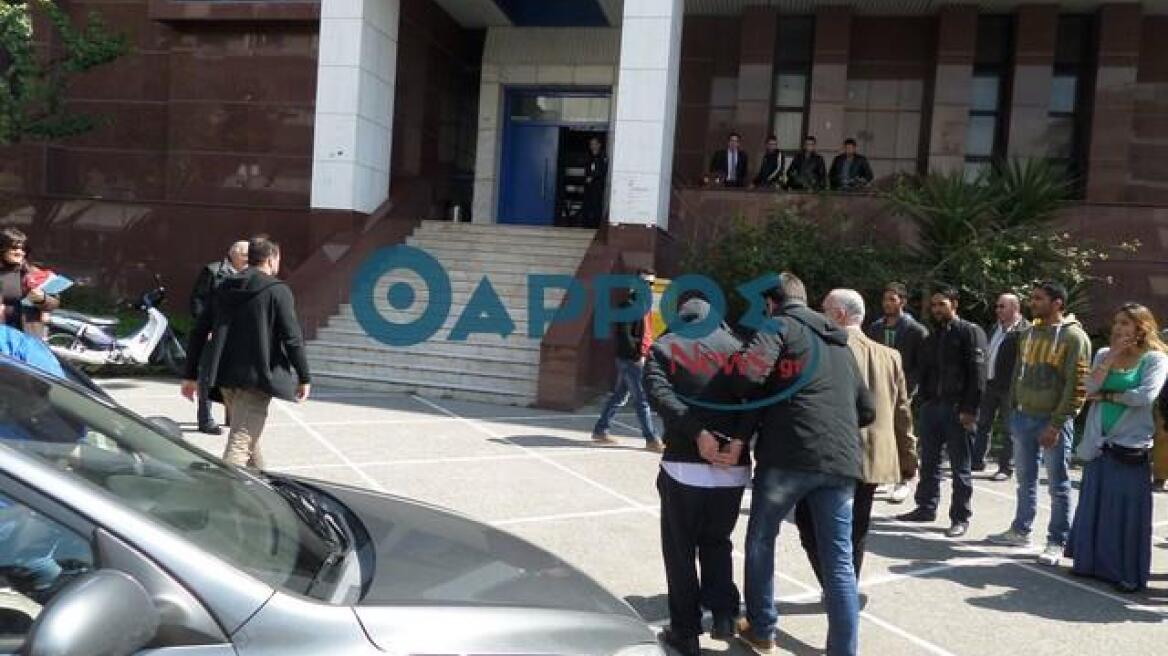 Δείτε βίντεο: Στα δικαστήρια Καλαμάτας ο 54χρονος που ασελγούσε στη 12χρονη ανιψιά του 
