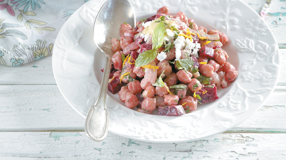 Σαλάτα με ρεβίθια, ψητά παντζάρια και κρεμμύδια