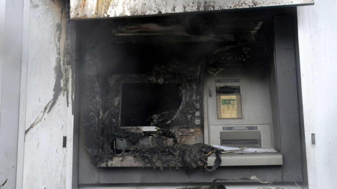 Μπαράζ εμπρηστικών επιθέσεων σε ATM τη νύχτα