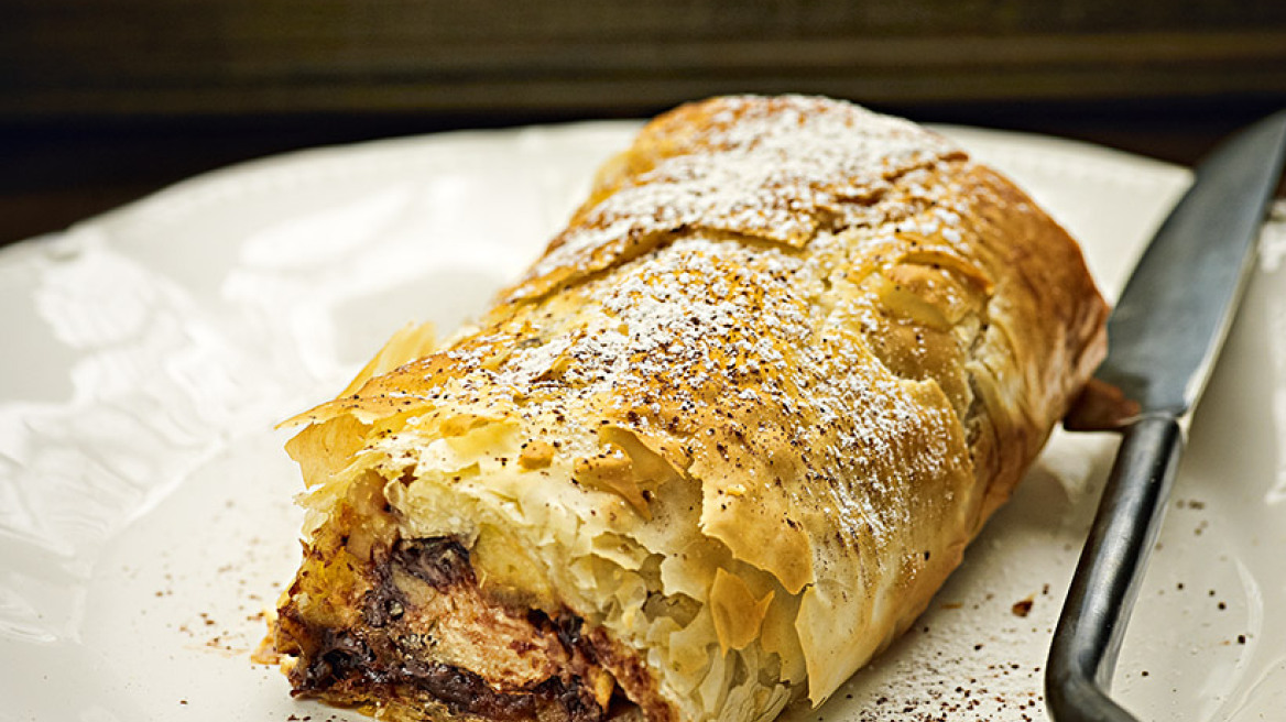 Στρούντελ νηστίσιμο με μήλα, σοκολάτα και χαλβά