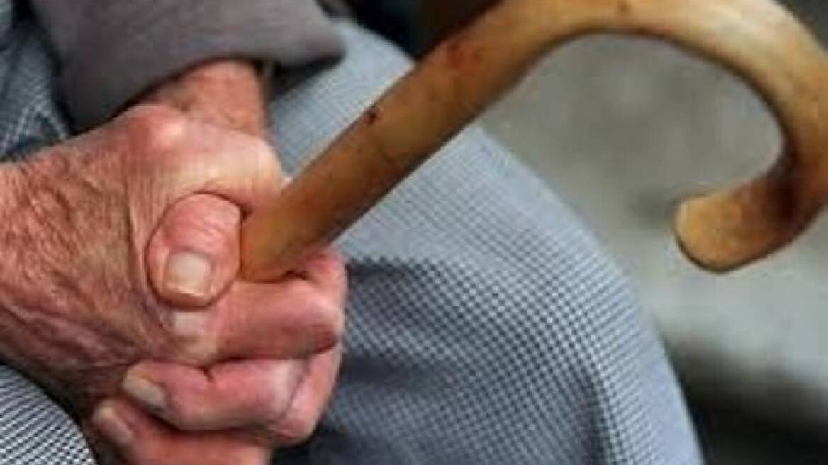 Βόλος: Συνελήφθη νεαρός που λήστεψε ηλικιωμένο με μαχαίρι