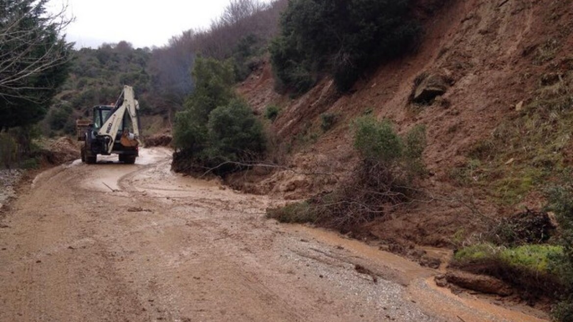 Έξι λεωφορεία αποκλείστηκαν από κατολίσθηση στις Σέρρες 