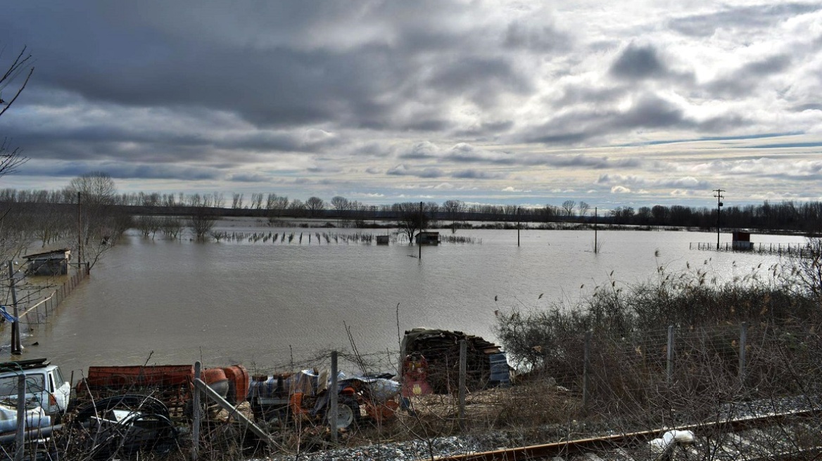 Σε κατάσταση συναγερμού οι Σέρρες - Εσπασε ανάχωμα στον Αχινό