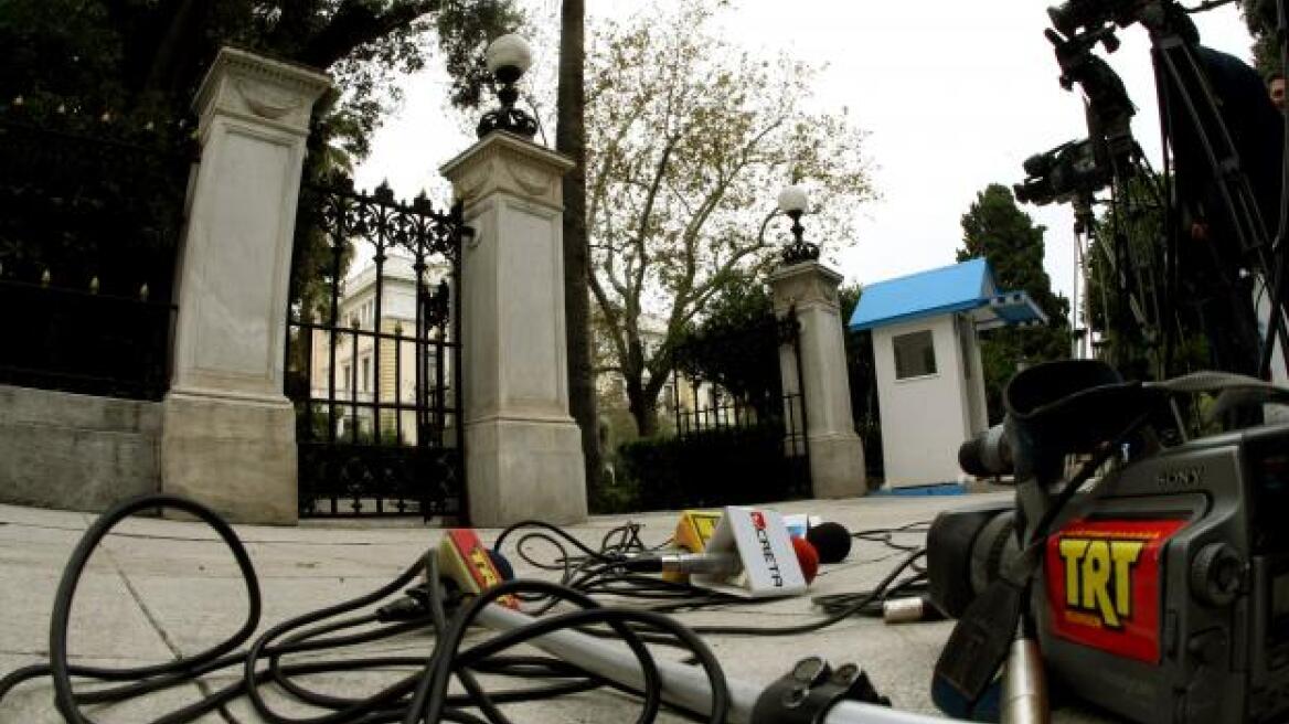 Τέλη συχνοτήτων: Τι υποστηρίζουν τα Μέσα, τι απαντά η κυβέρνηση