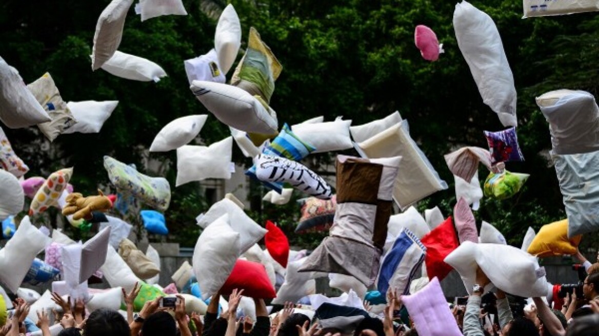 Μαξιλαροπόλεμος στην πλατεία Κλαυθμώνος με μήνυμα κατά της βίας (φωτογραφίες)