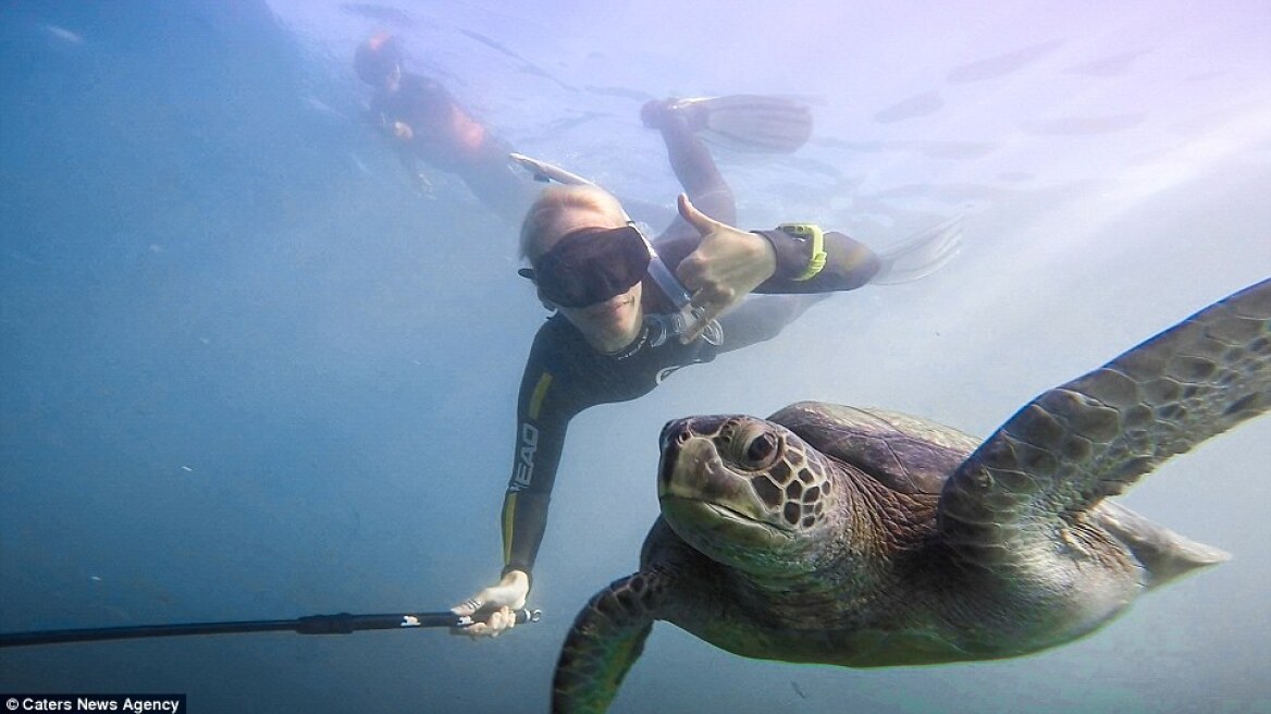 Εντυπωσιακές selfies στο βυθό των ωκεανών με το selfie stick!