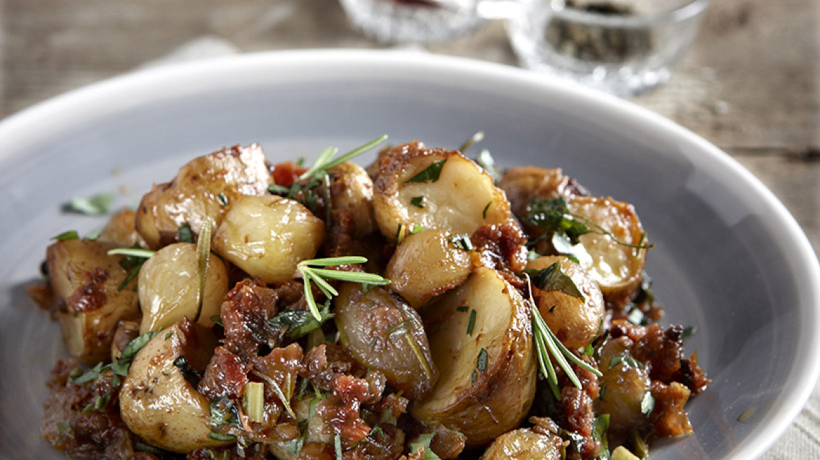 Πατάτες στιφάδο στη γάστρα με μυρωδικά και πετιμέζι