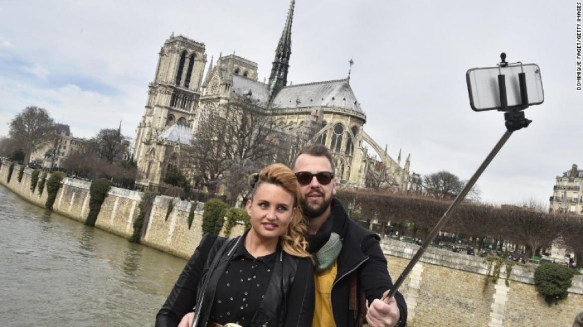 Γιατί η Apple απαγορεύει τα Selfie sticks