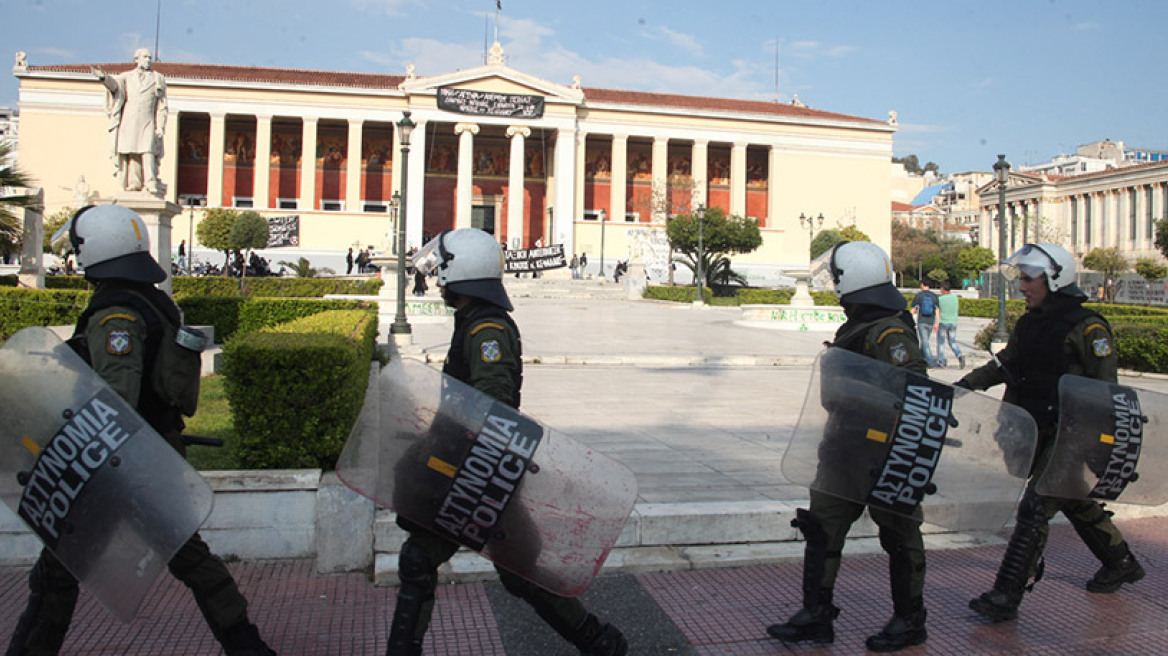 Έξι ακόμη συλλήψεις γύρω από την πρυτανεία του ΕΚΠΑ και η κατάληψη συνεχίζεται