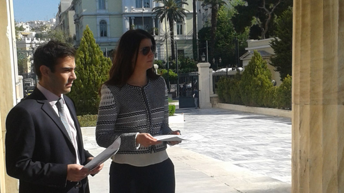 Διαμαρτυρία στη Βουλή από συγγενείς θυμάτων τρομοκρατίας 