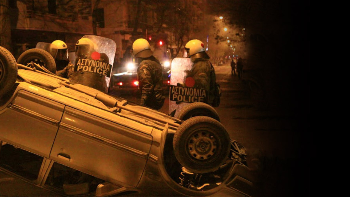 Ανεπανάληπτο: Αντιεξουσιαστές ψεκάζουν και κυνηγούν τα ΜΑΤ