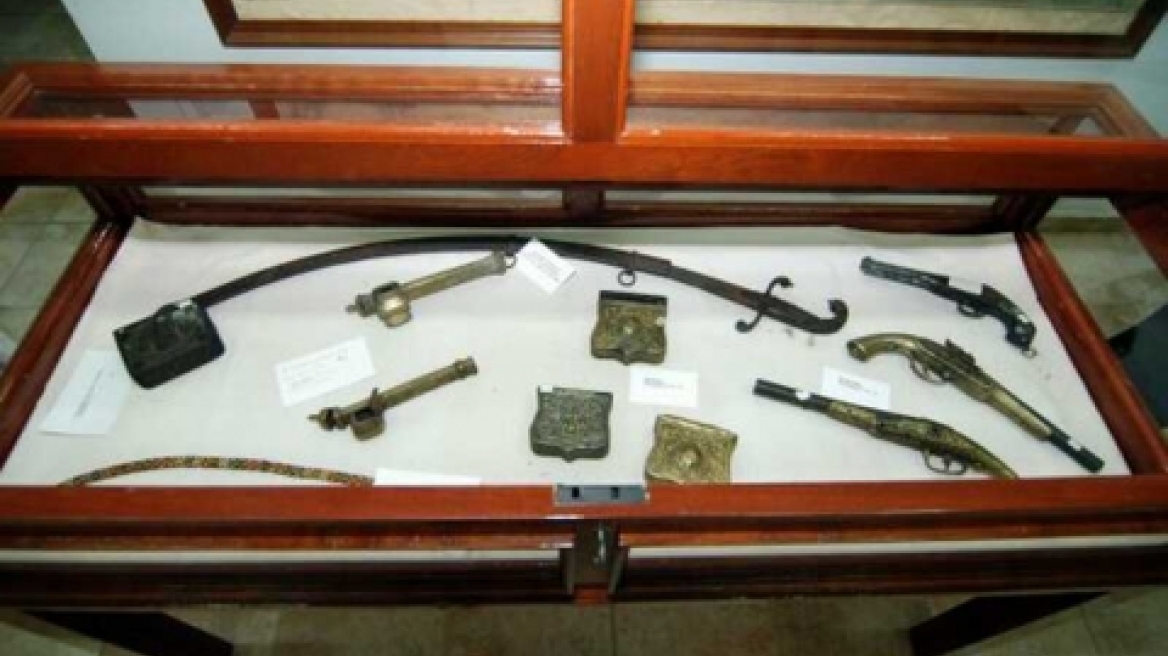 Έκλεψαν όπλα από λαογραφικό μουσείο