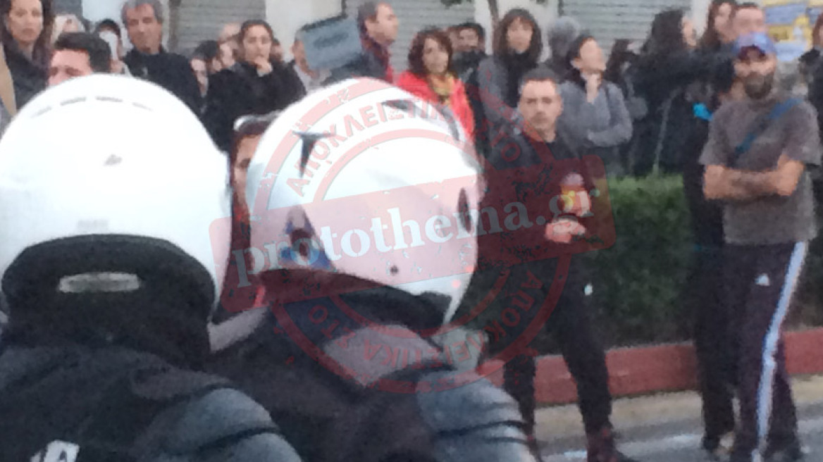 Επίθεση σε αστυνομικό της ομάδας Δέλτα που είχε κάμερα στο κράνος του 