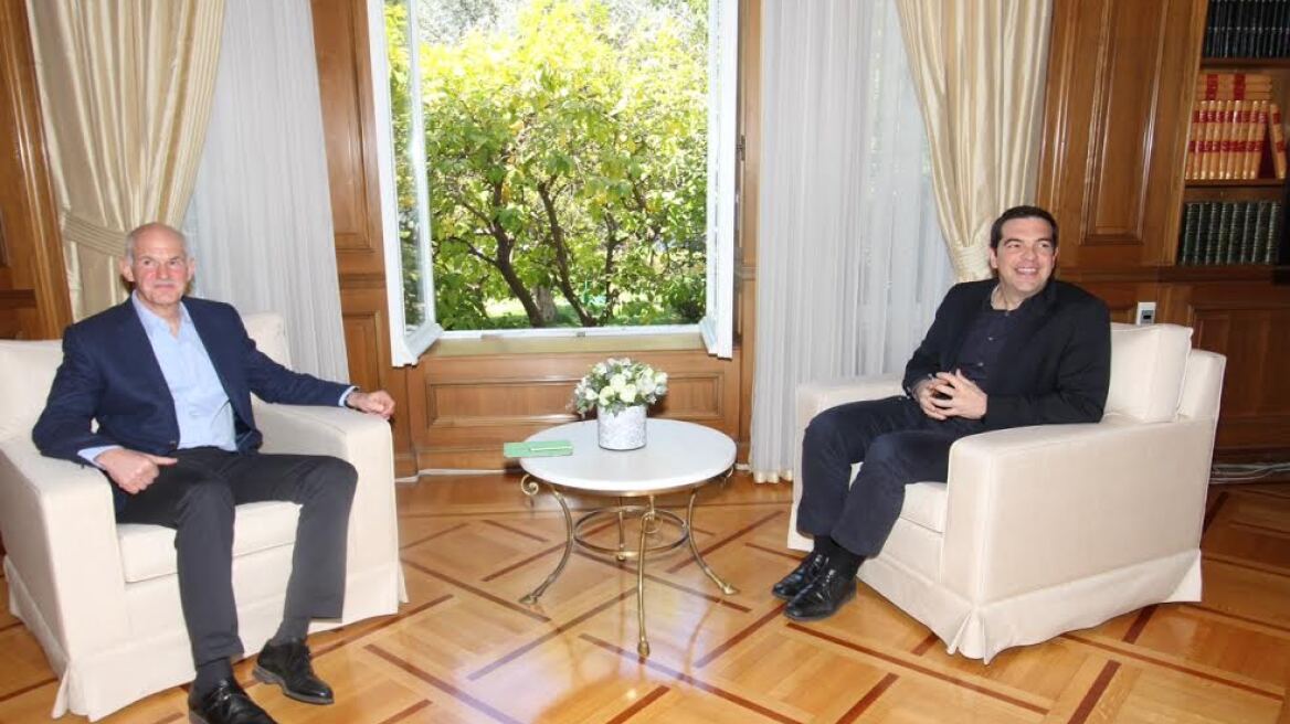 Δύο ώρες και ακόμα συζητάνε Τσίπρας-Παπανδρέου στο Μαξίμου