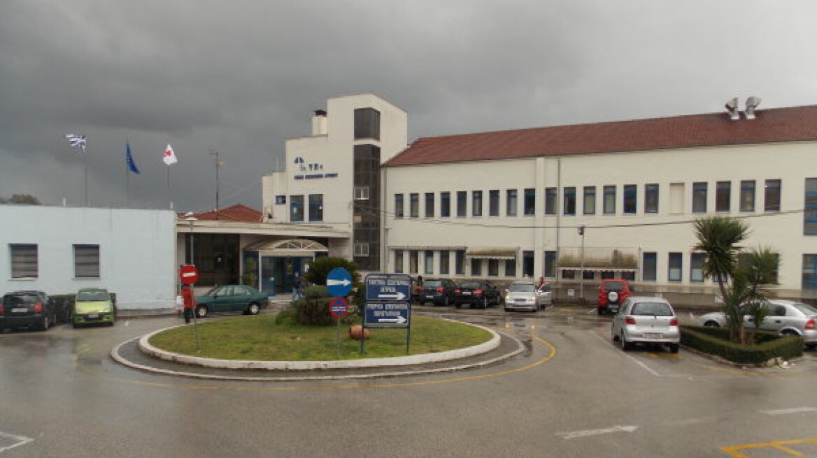 «Κυνηγοί» μετάλλων ρήμαξαν το παλιό νοσοκομείο Αγρινίου