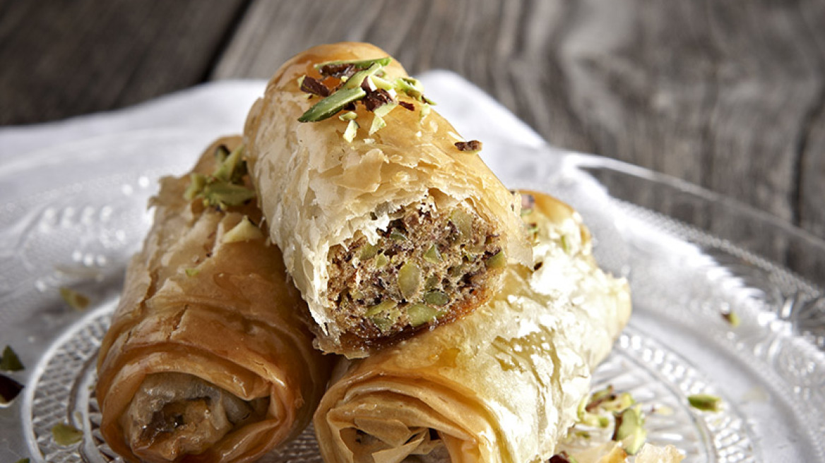  Ρολάκια με φυστίκι Αιγίνης σιροπιαστά