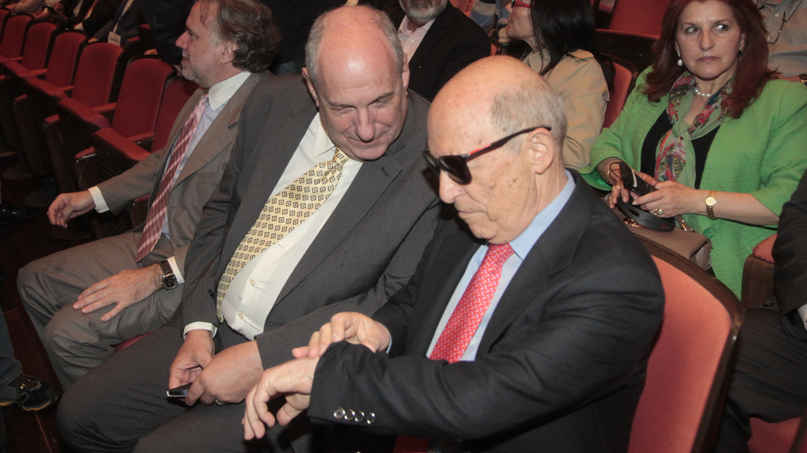 Κατρούγκαλος, Κουίκ και ο Κώστας Σημίτης με μαύρα γυαλιά στην διάλεξη του Κρούγκμαν