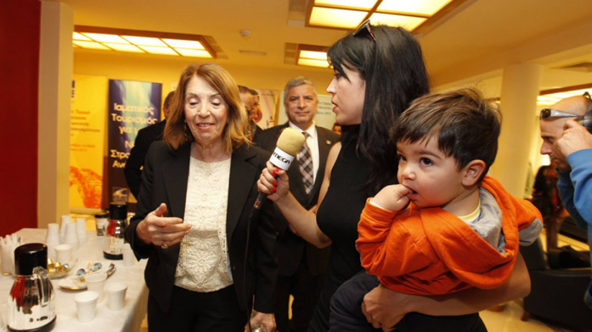 Ελένη Λαζάρου: Η δημοσιογράφος που έγινε viral με το μωρό στην αγκαλιά