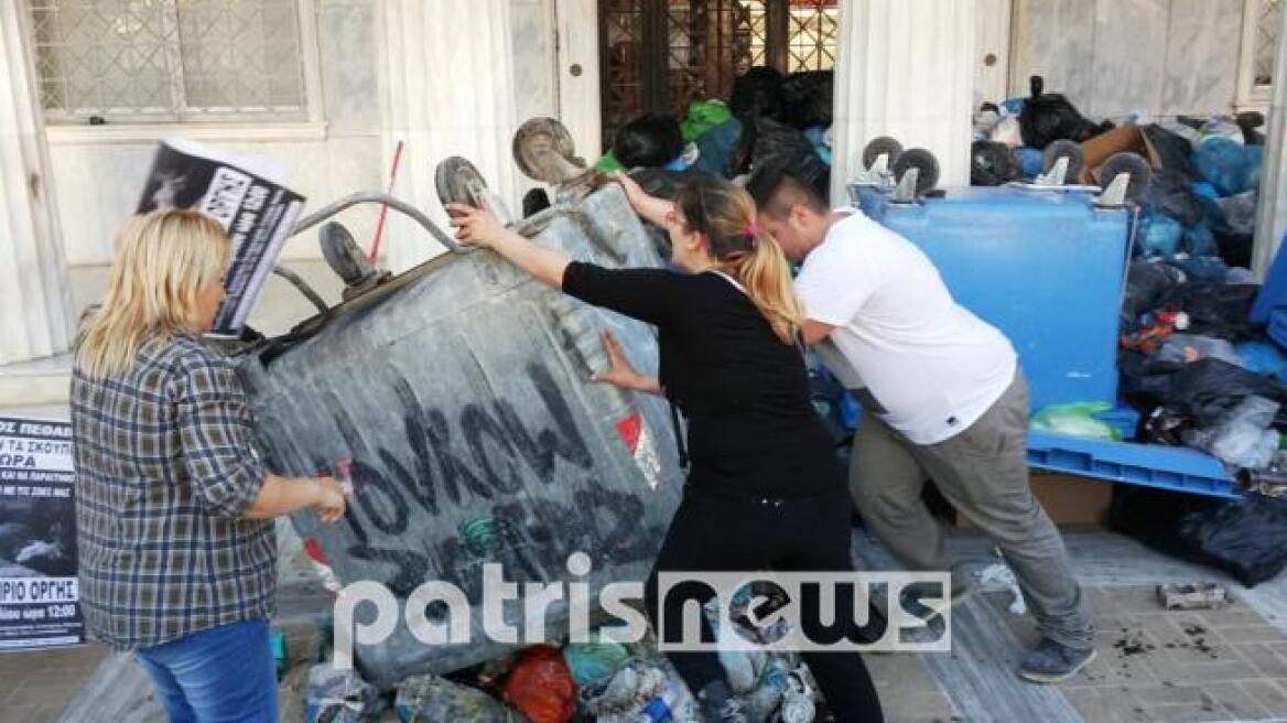 Πύργος: Έκαναν το Δημαρχείο χωματερή!