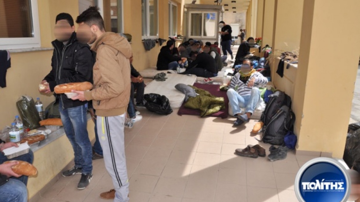 Σε καταυλισμό προσφύγων έχει μετατραπεί η αστυνομική διεύθυνση Χίου