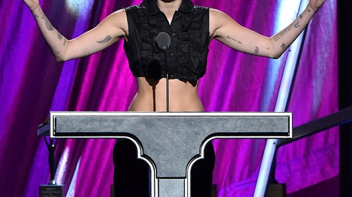 Τα... λέει με το στήθος η Miley Cyrus