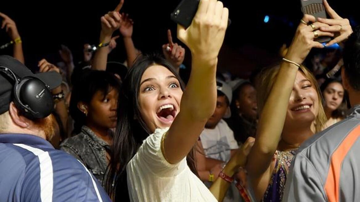 Kendall Jenner: Φλερτ, καυτές εμφανίσεις και τρελό ξεσάλωμα