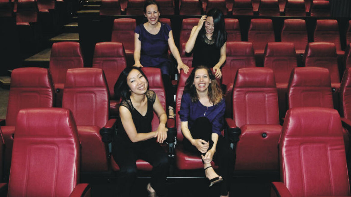 Γυναικείο άγγιγμα στις χορδές