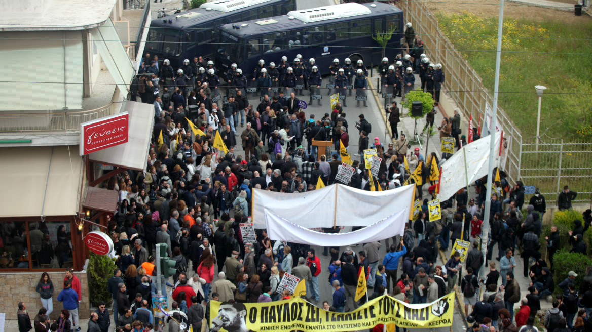 Σε κλοιό διαδηλωτών ο Κορυδαλλός για τη δίκη της Χρυσής Αυγής