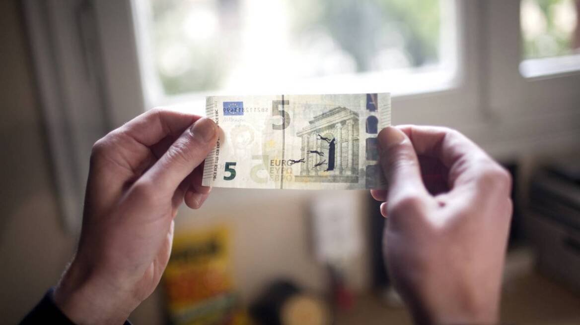 Έλληνας εικαστικός ζωγραφίζει την κρίση πάνω σε ευρώ και γίνεται θέμα στη Wall Street Journal