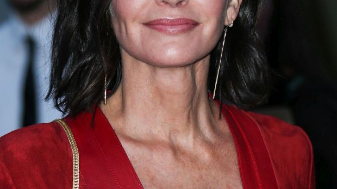  Η «Μόνικα» από τα «Φιλαράκια» και το αβυσσαλέο ντεκολτέ