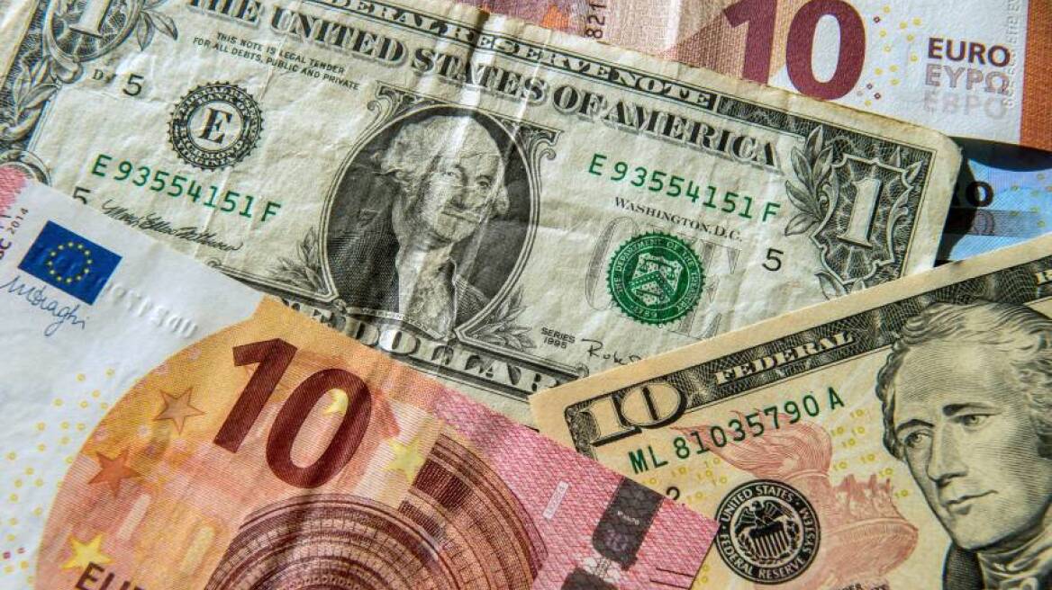 Bloomberg: Υποχωρεί το δολάριο έναντι του ευρώ λόγω Ελλάδας
