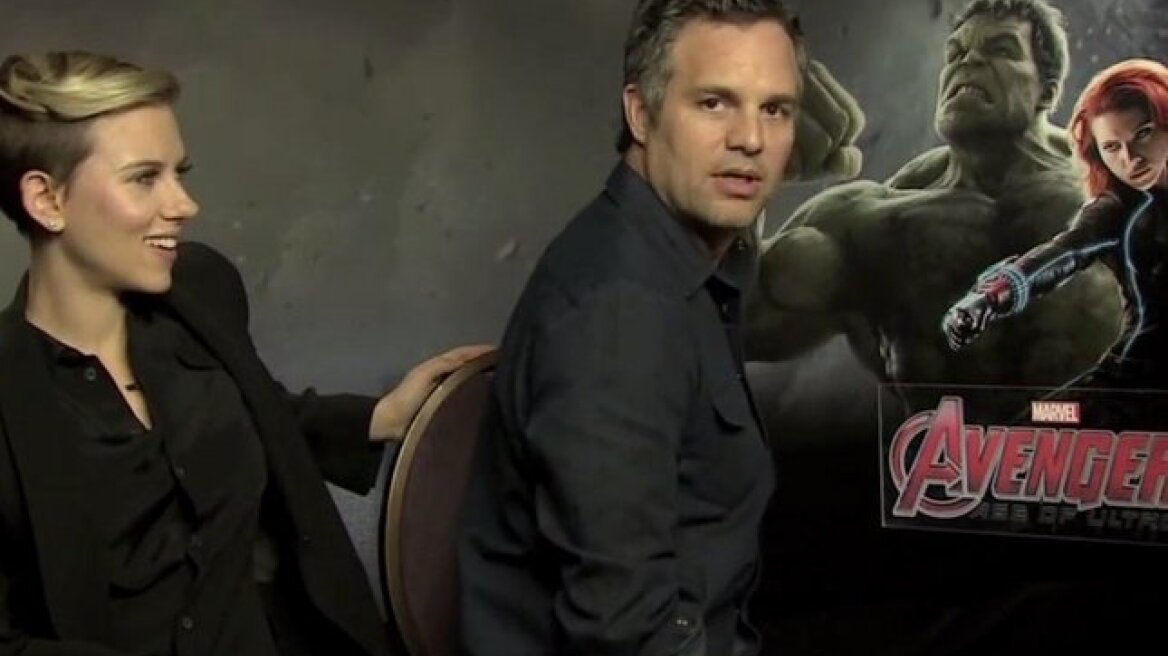 Ο Mark Ruffalo και η Scarlett Johansson ανταλλάζουν ρόλους σε μία απολαυστική συνέντευξη