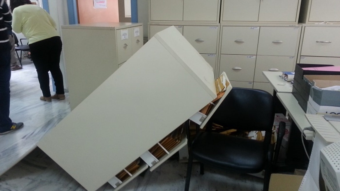 Αγανακτισμένος πολίτης τα έσπασε στο ΙΚΑ Παγκρατίου