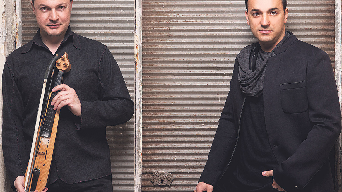 Eβαλαν την ποντιακή λύρα στο Μπάκιγχαμ 