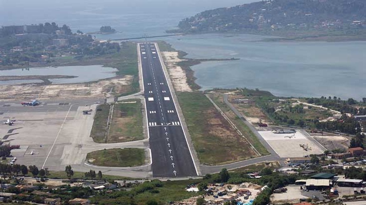 Reuters: Η Ελλάδα θέλει να αλλάξει τη συμφωνία για τα περιφερειακά αεροδρόμια