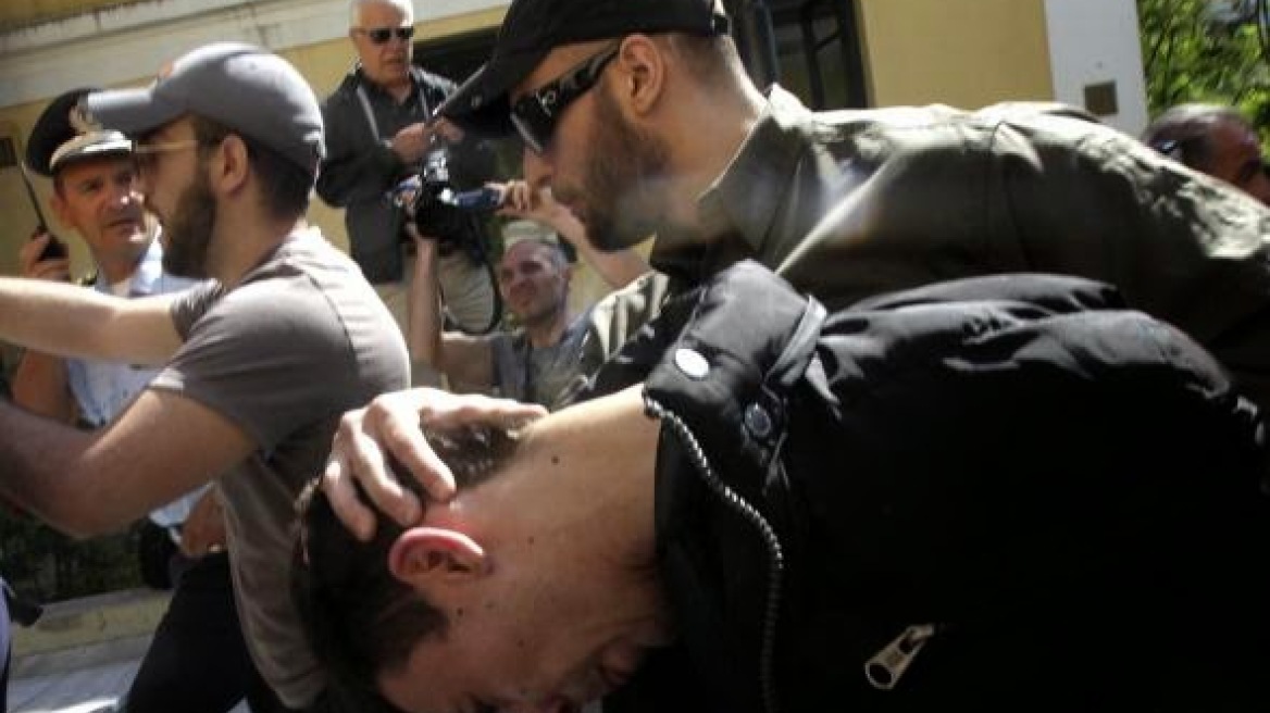 «Ένα φραπέ γλυκό» και «τη δόση» του ζήτησε από τους αστυνομικούς ο φονιάς της Άννυ