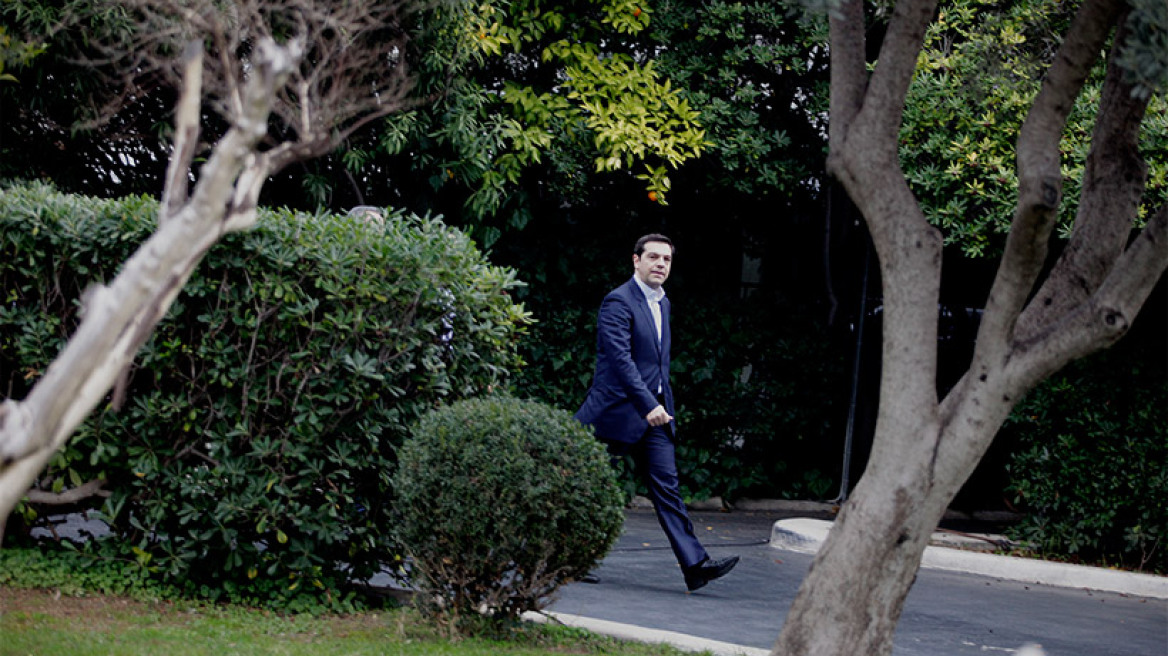 Τσίπρας για συνομιλίες με Γιούνκερ, Ολάντ: «Και πού είστε ακόμα!»