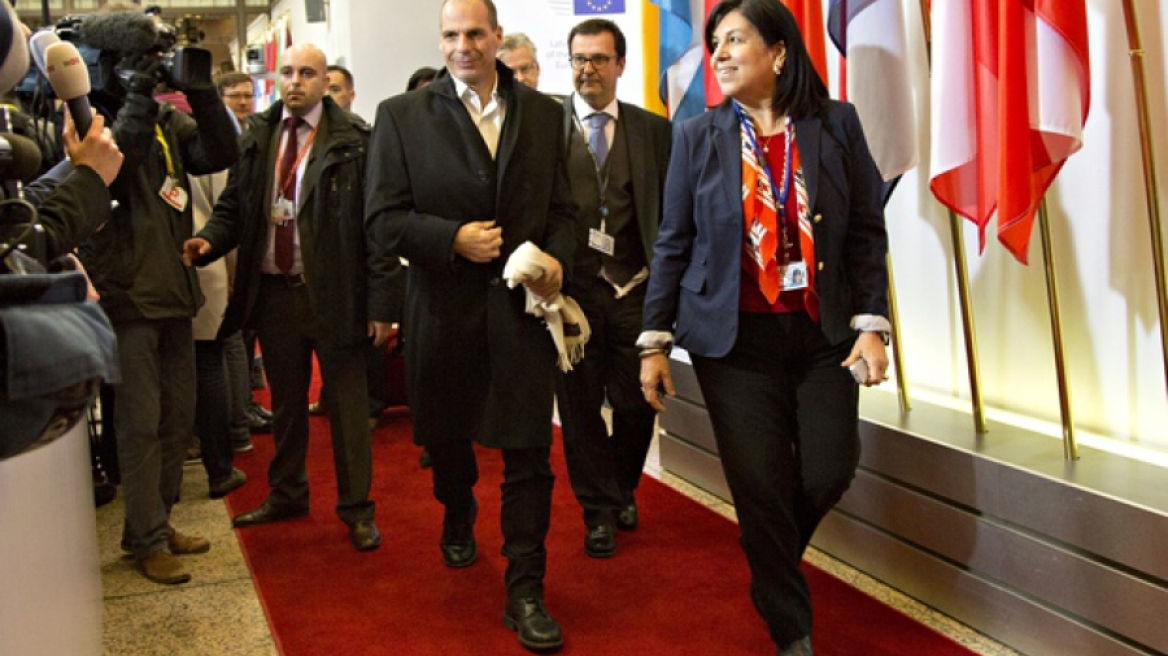 FT: Η Ελλάδα ξηλώνει μεταρρυθμίσεις που είχαν ήδη συμφωνηθεί