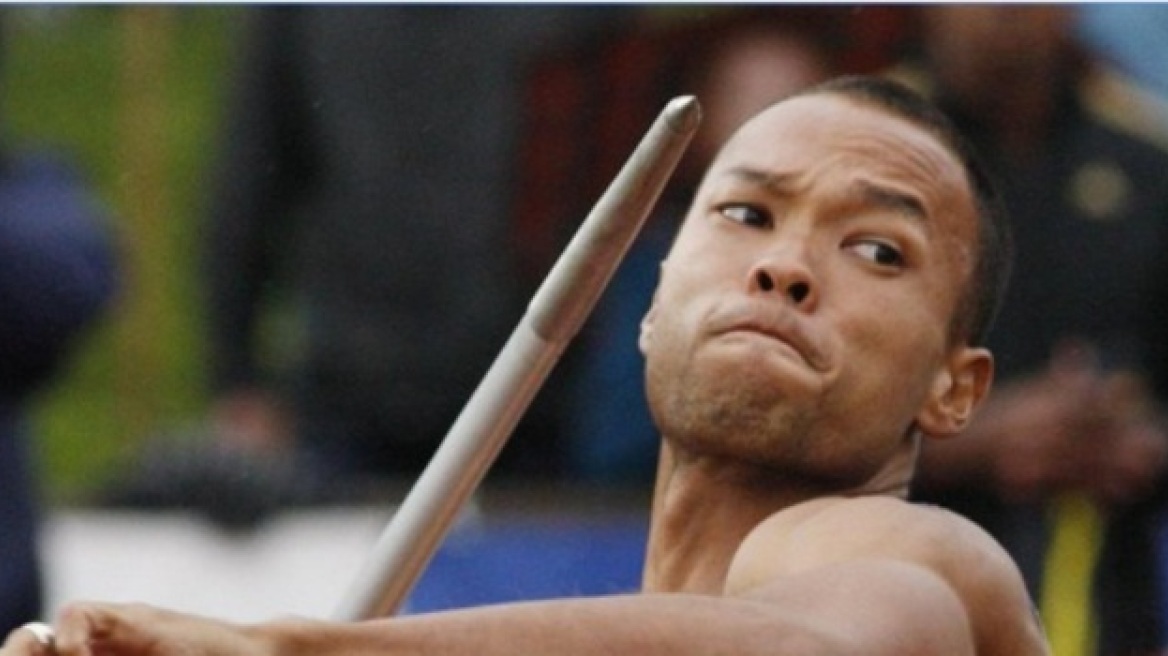 Βίντεο: Έβγαλε το δόντι της κόρης του με… ακόντιο!