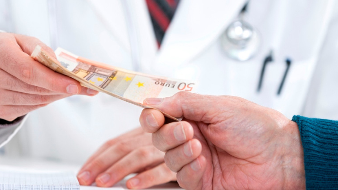 Σε δίκη παραπέμπεται γιατρός για «φακελάκια»