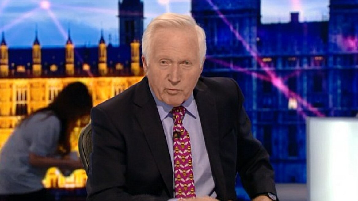 Σερβιτόρα κάνει photobombing σε παρουσιαστή on air!