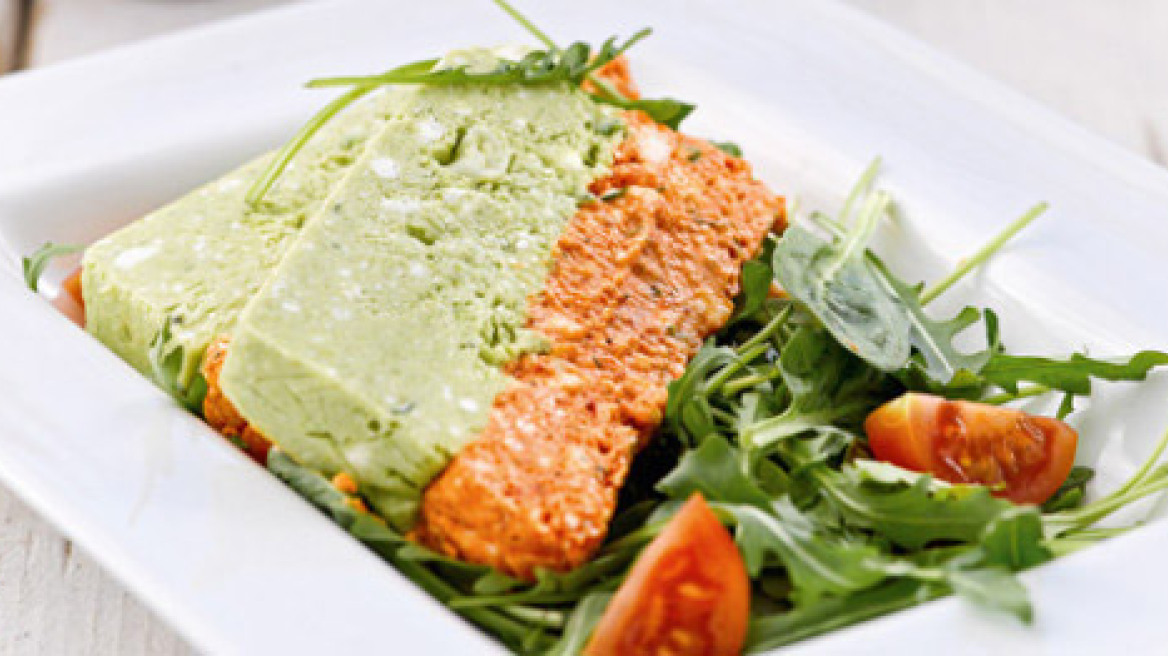 Δίχρωμη τερίνα με αρακά, κόκκινη πιπεριά και ανθότυρο