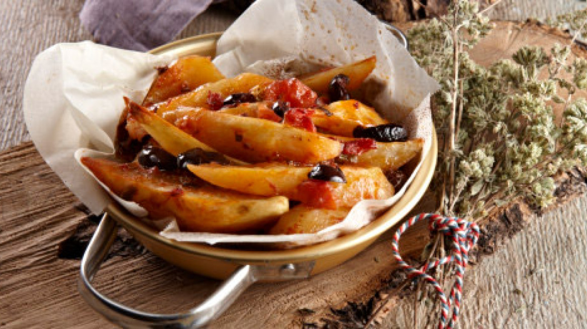 Πατάτες γιαχνί φούρνου με ελιές και άνηθο